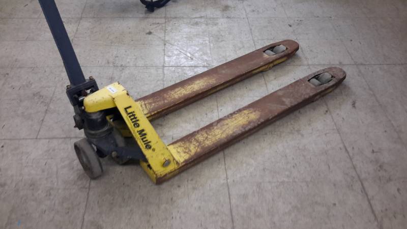lot 26 image: Pallet jack