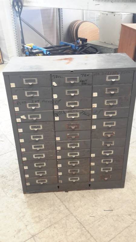 lot 28 image: Metal storage cabinet