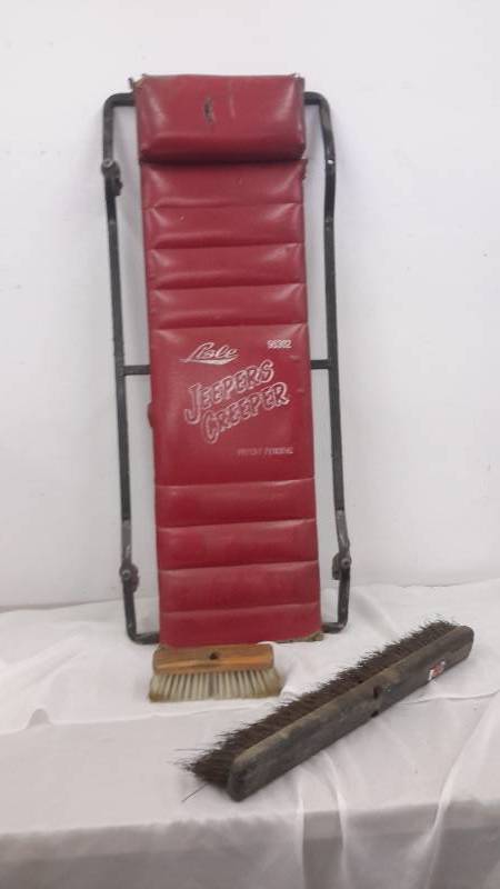 lot 29 image: Creeper and brushes