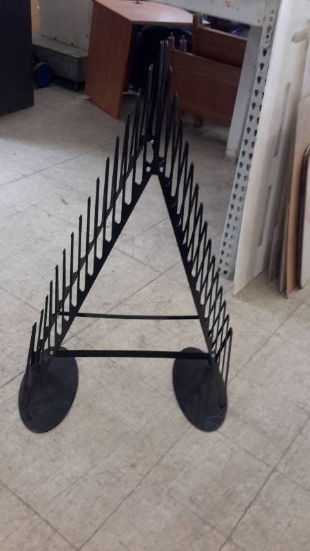 lot 32 image: Metal rack