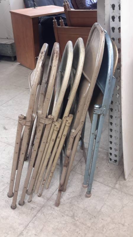 lot 35 image: 6 metal folding chairs