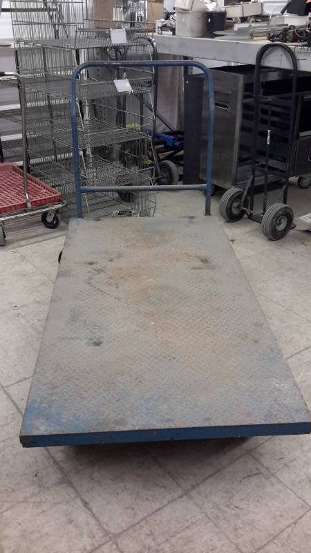 lot 48 image: Heavy duty cart