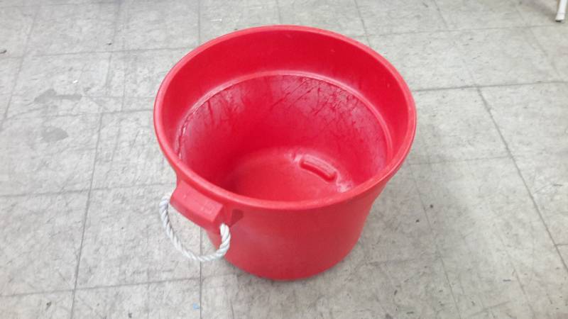 lot 59 image: Rubbermaid tub