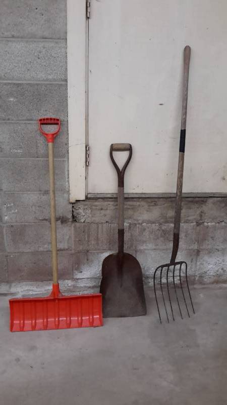lot 67 image: Snow, scoop, fork