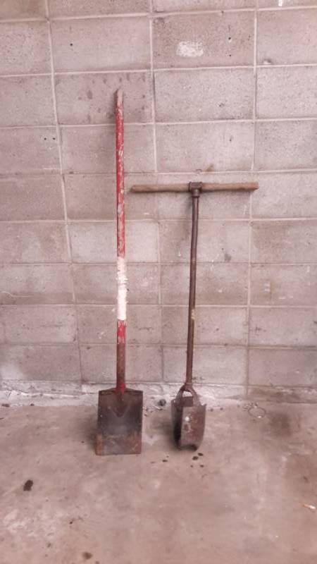 lot 73 image: Shovel, post hole digger