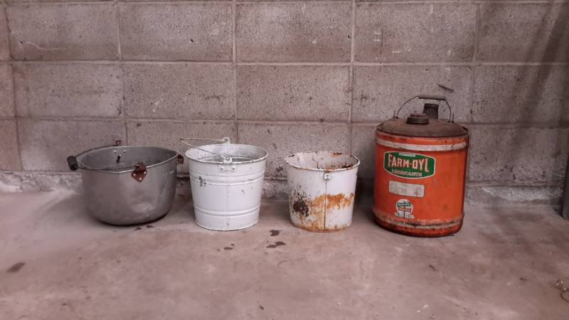 lot 76 image: Pails, kettles, and can