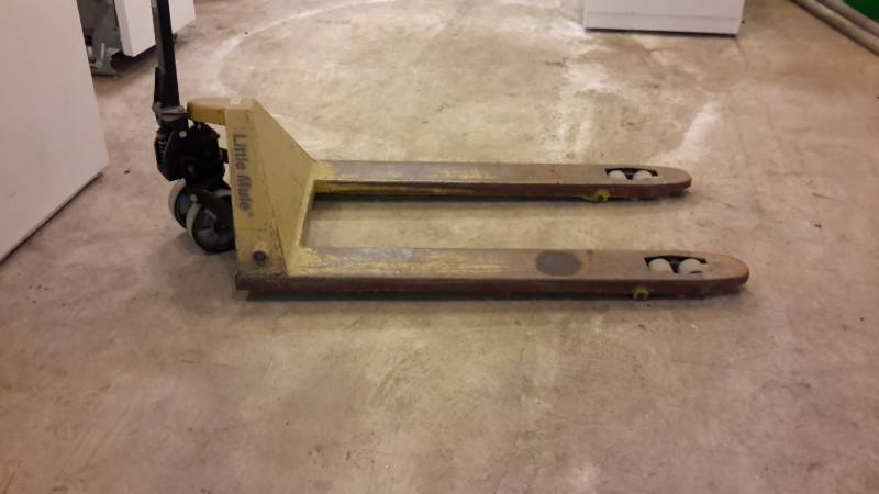 lot 86 image: Pallet jack
