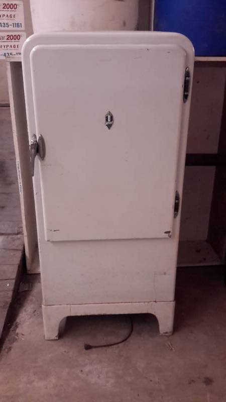 lot 101 image: Antique Grunow refrigerator