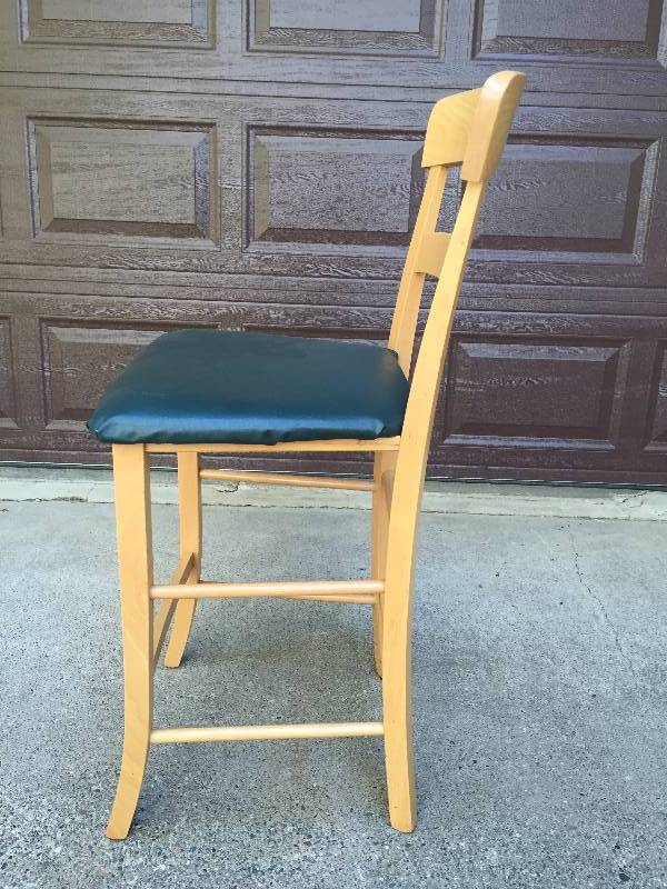 lot 37 image: Lovely Blonde Oak & Green Seat Breakfast Bar Stool Chair #1 17.5x15.5x39.25 Matches Lot #38 Excellent Condition