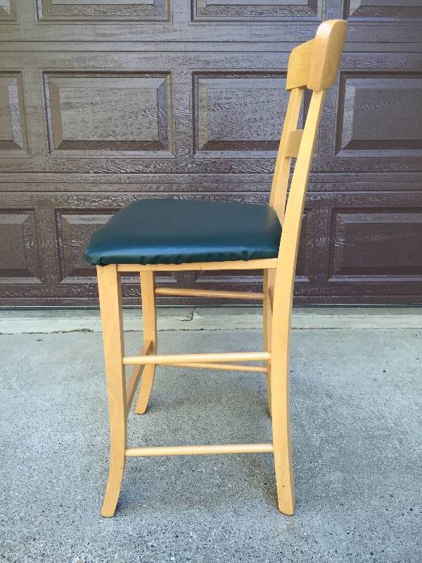 lot 38 image: Lovely Blonde Oak & Green Seat Breakfast Bar Stool Chair #2 17.5x15.5x39.25 Matches Lot #37 Excellent Condition