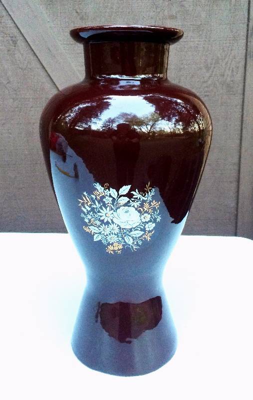 lot 8 image: 18 Large Brown Country Cottage Chic White & Gold Floral Vintage Vase Urn