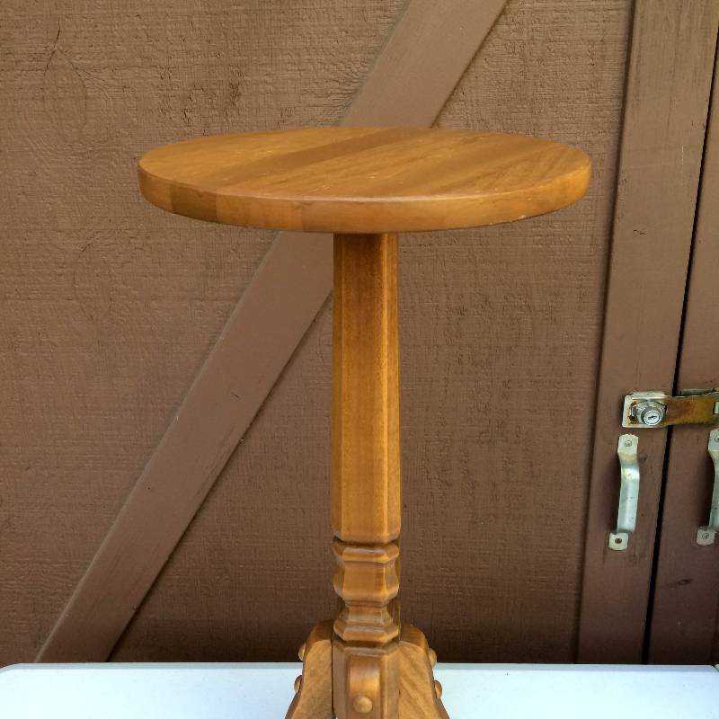 lot 32 image: Lovely Wood Side Table Plant Stand