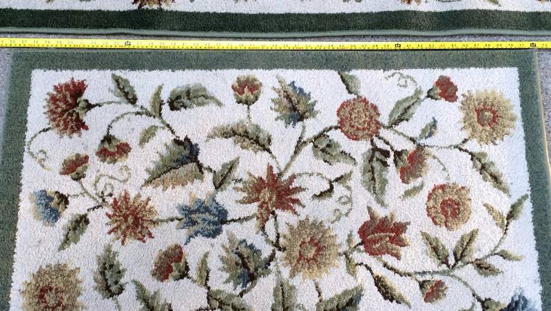 lot 4 image: Gorgeous Small Area Rug Floral Pattern Green Trim - Approx 46 x 30 - Excellent Condition - Looks New