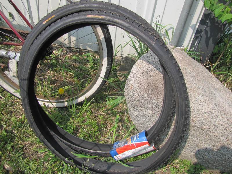 lot 16 image: Vintage Bicycle, New Tires, Grocery Hauler