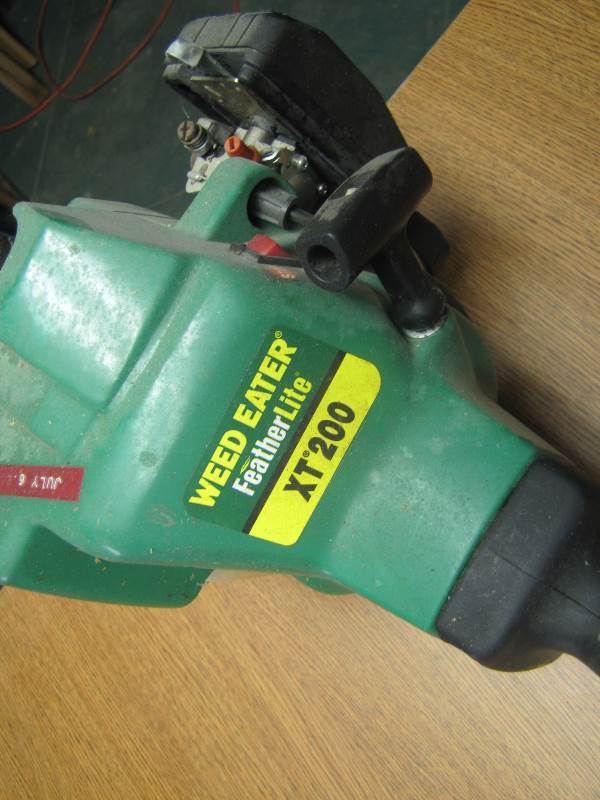 lot 21 image: Weed Eater