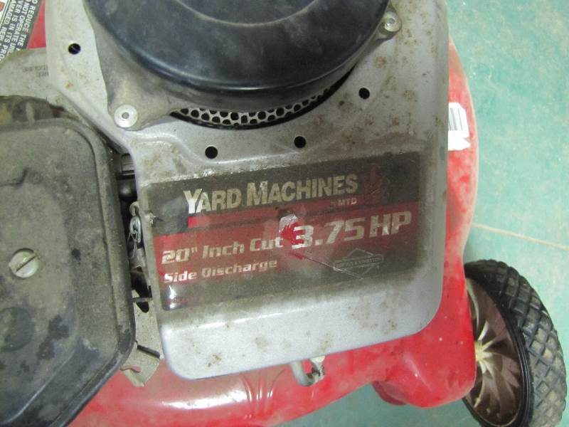 lot 17 image: Push Lawn Mower (Gas)
