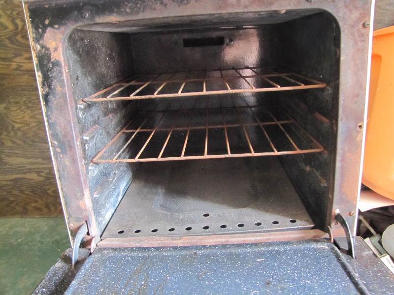 lot 35 image: Vintage Apartment Size Gas Stove