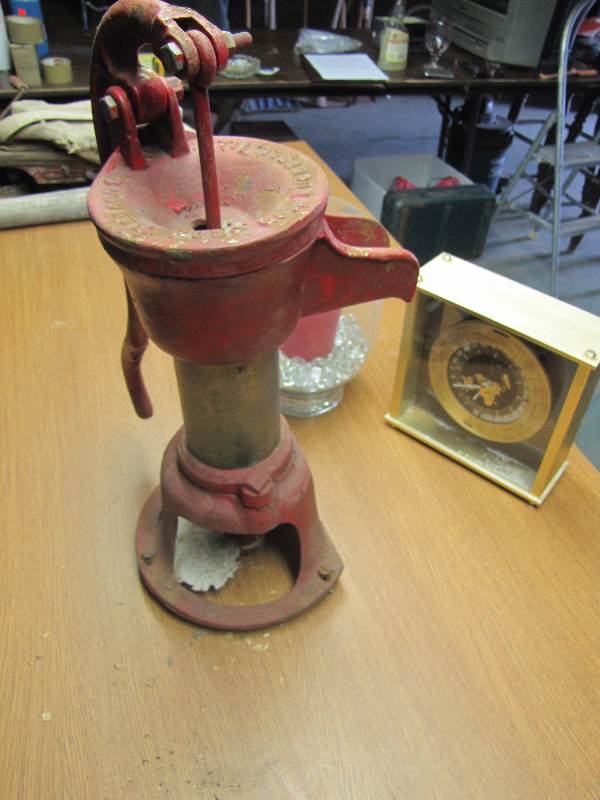 lot 7 image: Vintage Water Pump (w handle)