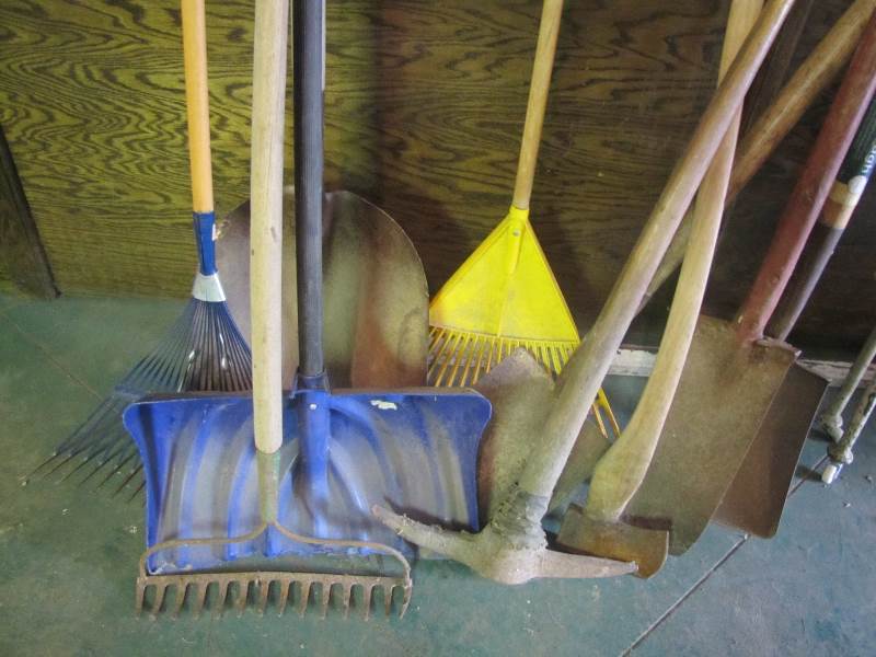 lot 10 image: Lot of Gardening Tools