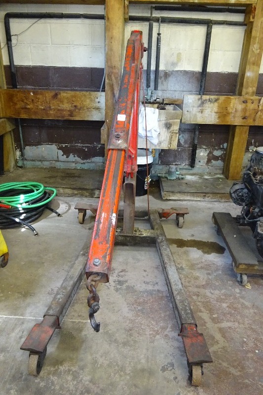 lot 3 image: 8 Ton engine hoist