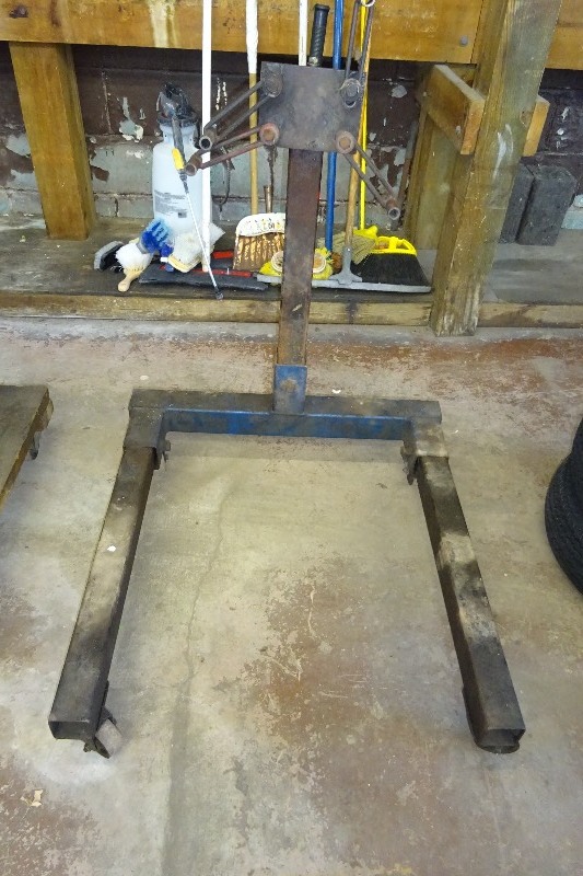 lot 5 image: Engine stand