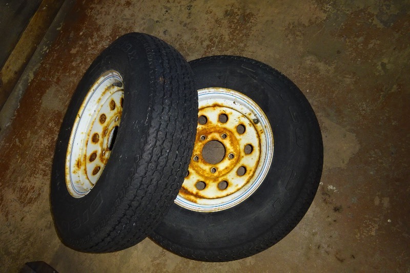lot 6 image: 2 Tires