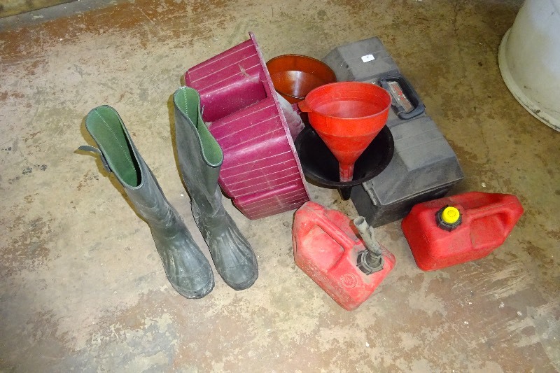 lot 7 image: 2 Gas cans