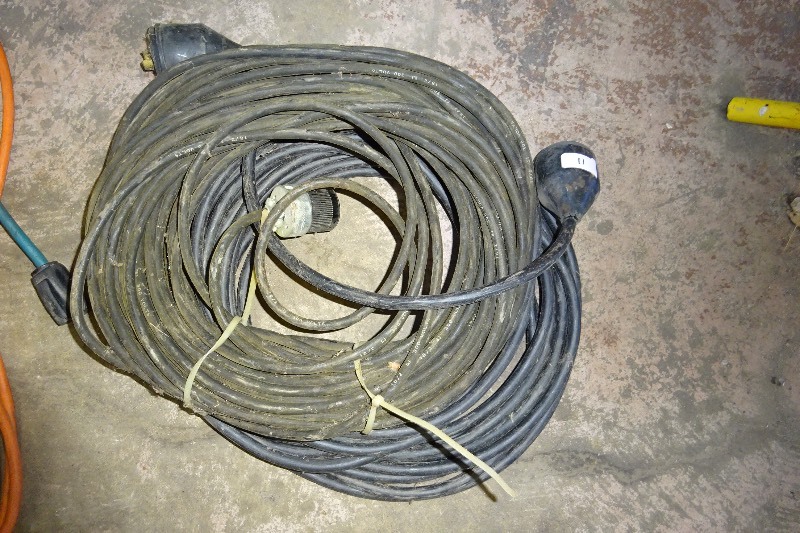 lot 11 image: 2 Black extension cords