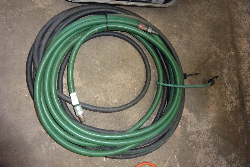 lot 14 image: 2 Air hoses
