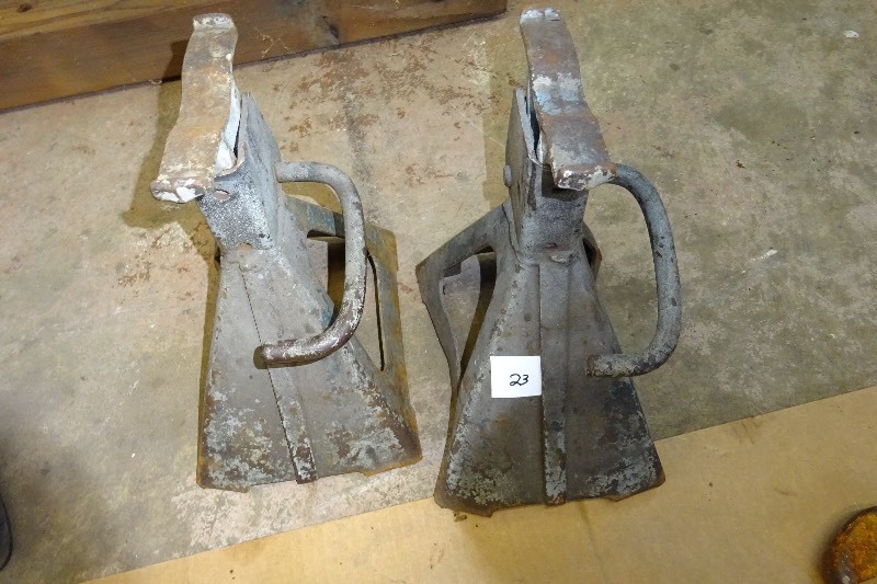 lot 23 image: 2 Jack Stands