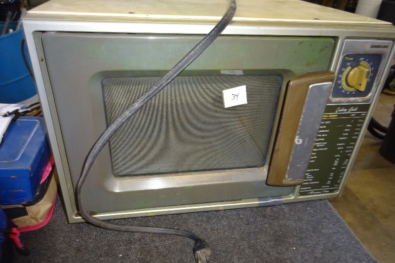 lot 34 image: Samsung Microwave