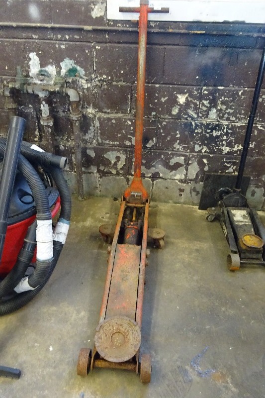 lot 46 image: Hein Werner Floor Jacks