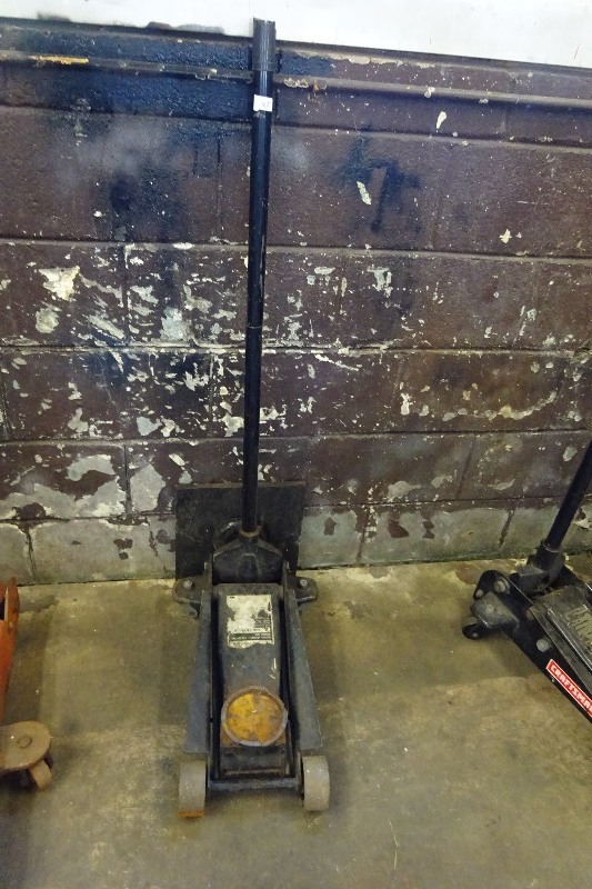 lot 47 image: 3 ton floor jacks