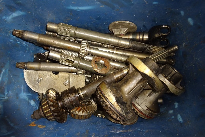 lot 58 image: Misc. Mercruiser alpha parts