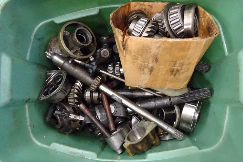 lot 60 image: Misc. Mercruiser alpha parts