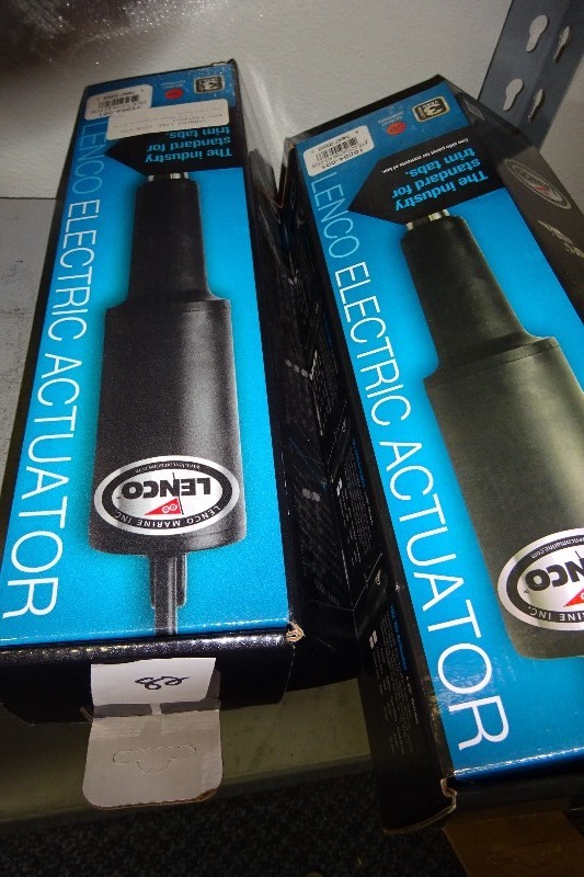lot 82 image: 2 Lenco electric actuator