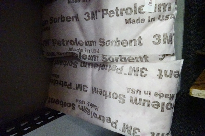 lot 102 image: 3m Absorbent pads