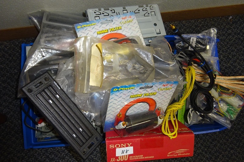 lot 118 image: Misc. radio parts
