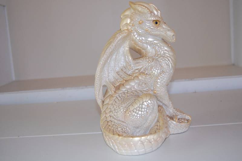 lot 4 image: Windstone Edition Dragon Pena