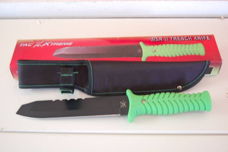 lot 95 image: Trench Knife