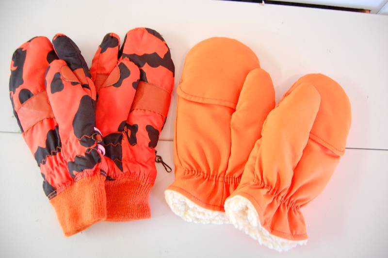 lot 119 image: Hunting Mittens