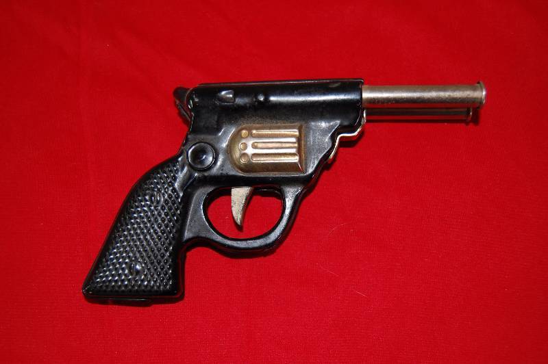 lot 140 image: Vintage Metal Dart Gun