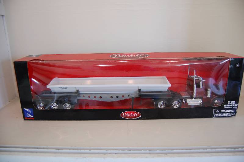 lot 159 image: Toy Semi Truck