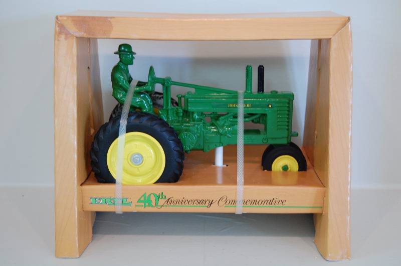 lot 163 image: Diecast John Deere Tractor