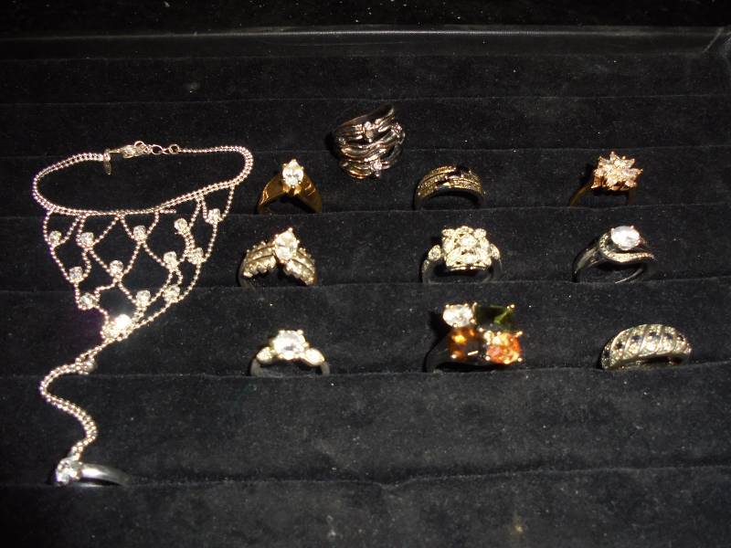 lot 13 image: Lot - Womens Rings, mostly size 8