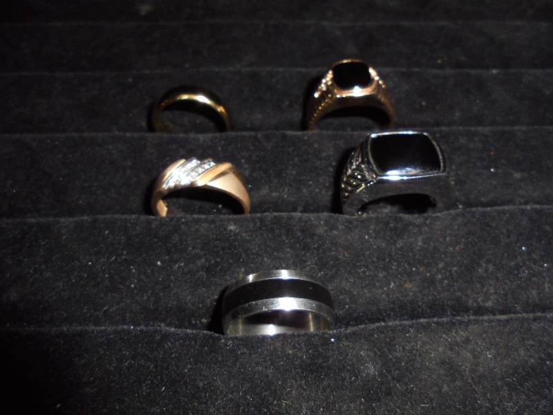 lot 14 image: Lot - Mens Rings, various sizes, one 10k