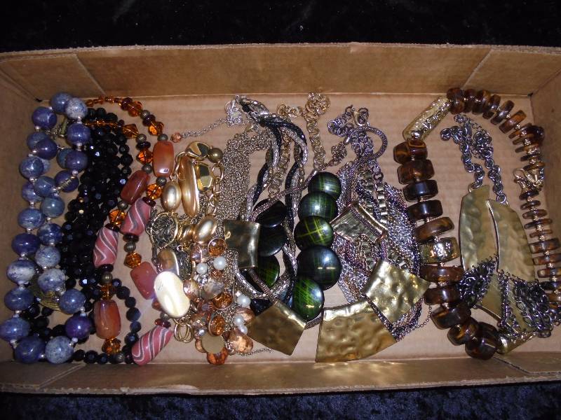 lot 19 image: Lot - Jewelry,  mainly necklaces