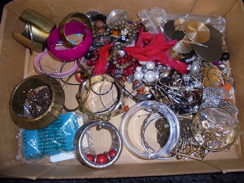 lot 20 image: Lot - Jewelry, bracelets, misc