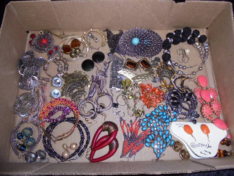 lot 27 image: Lot - Jewelry, earrings