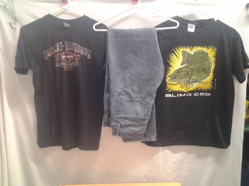 Mens Size 32 Jeans, 2 Mens T-Shirts Size Med